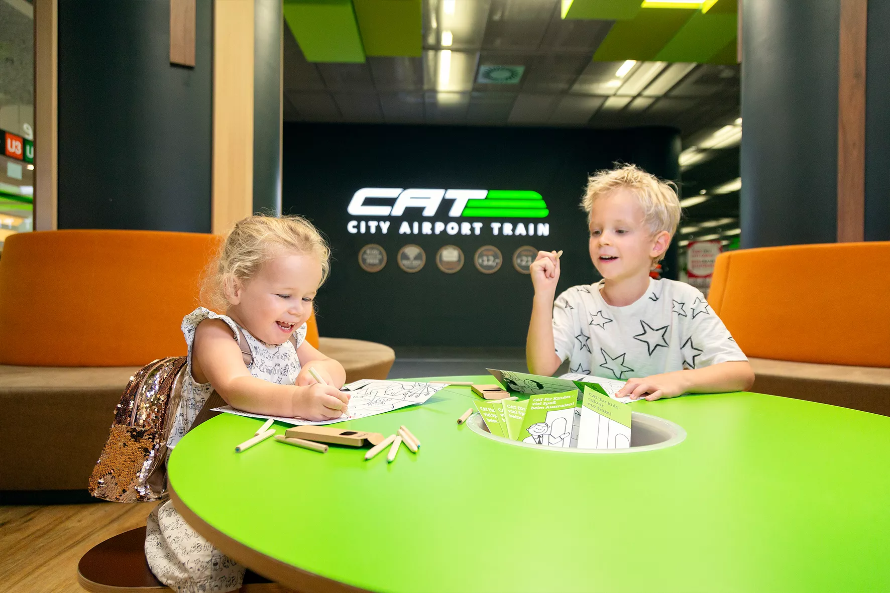 Kinder sitzen und malen im CAT-Terminal Wien Mitte